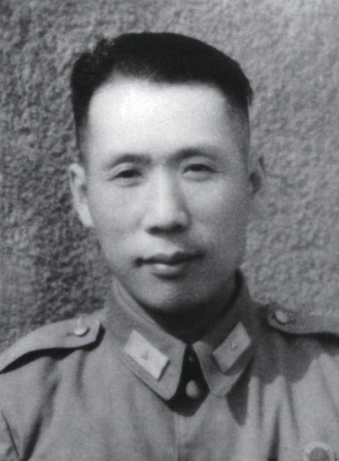 伍修权(1908年—1997年) 湖北武昌人，精通俄语。1938年2月接替彭加伦任八路军驻甘办事处处长。